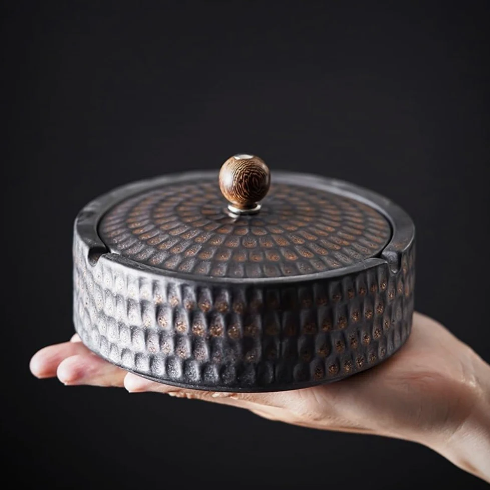 Popielniczka z pokrywką retro ceramiczna do salonu biura biurka ozdoby na stolik kawowy biuro (biała)