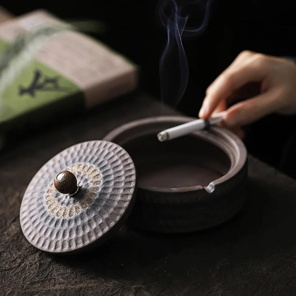 Popielniczka z pokrywką retro ceramiczna do salonu biura biurka ozdoby na stolik kawowy biuro (biała)
