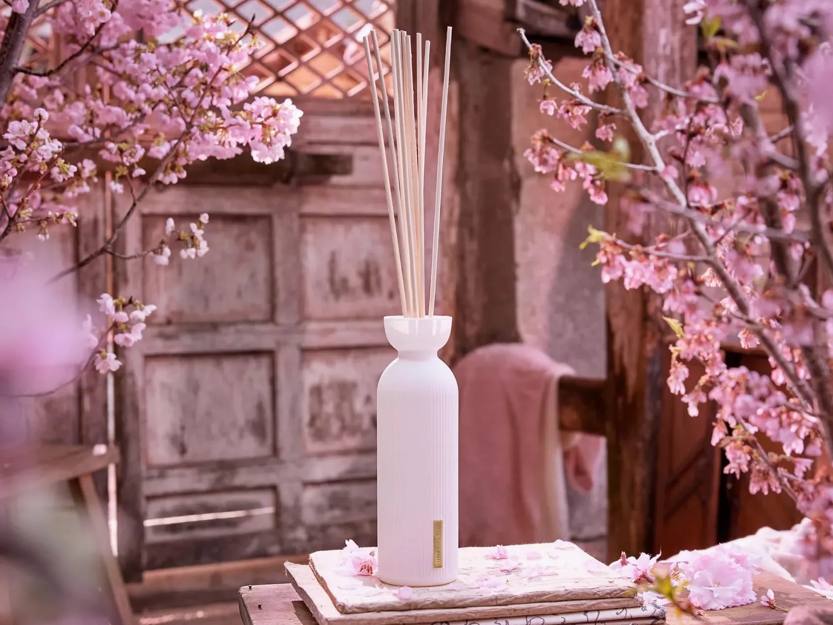 The Ritual of Sakura duże pałeczki zapachowe do pomieszczeń, 250 ml