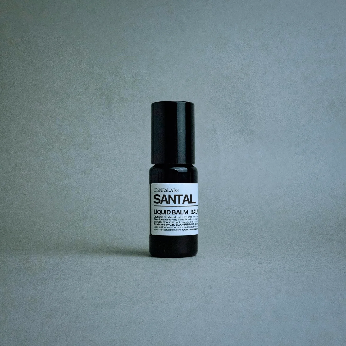 sesneslabs Santal Grass Roll-On Bezalkoholowy marker zapachowy, niszowy zapach, eukaliptus, papirus, kardamon, mieszanka olejków eterycznych z drzewa sandałowego, jednolity zapach dla mężczyzn i