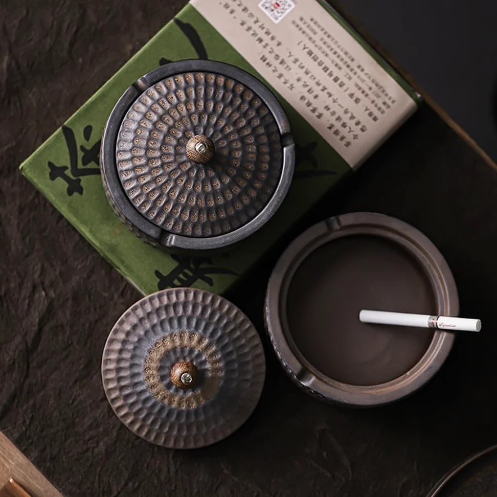Popielniczka z pokrywką retro ceramiczna do salonu biura biurka ozdoby na stolik kawowy biuro (biała)