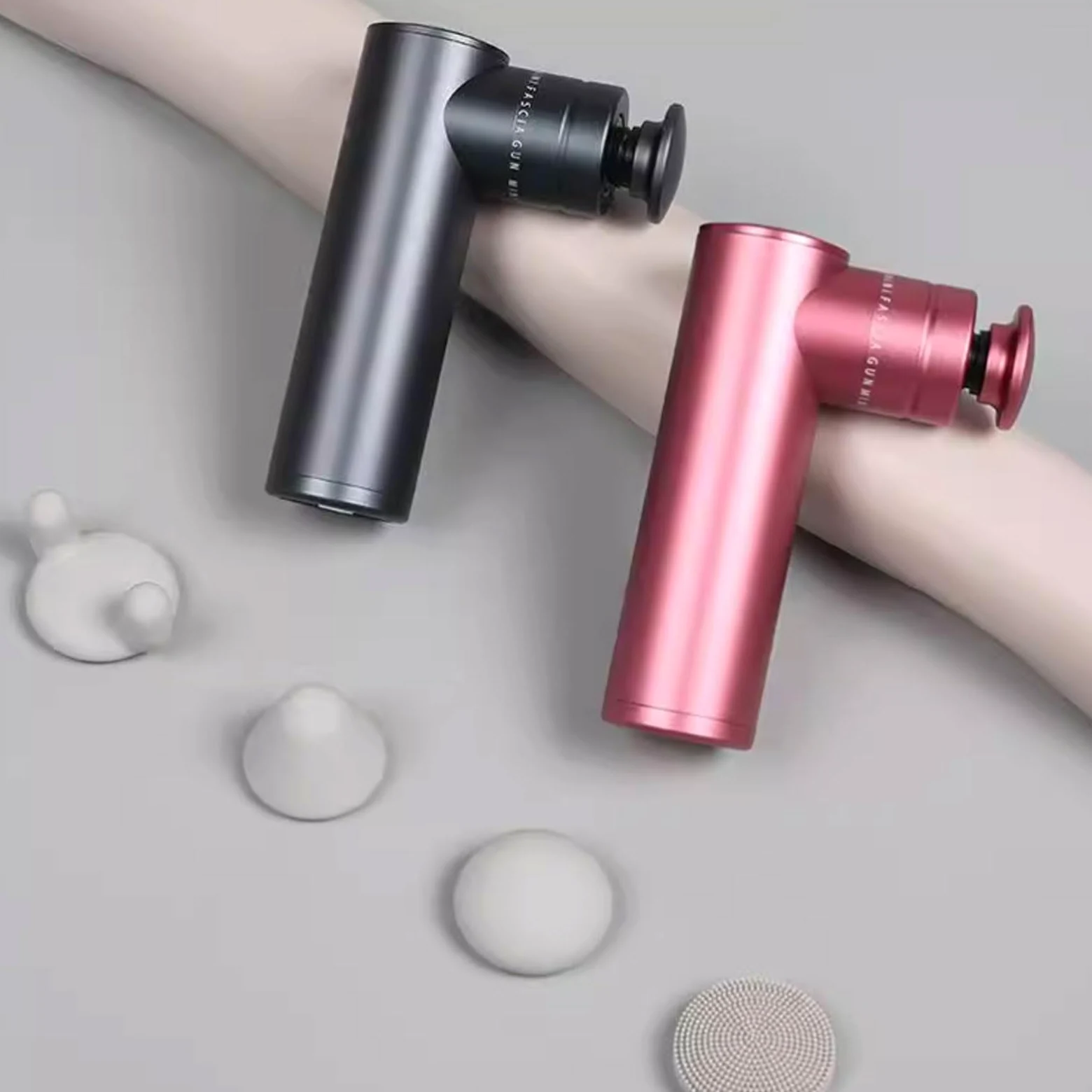 Cichy plastikowy pistolet do masażu z 4 prędkościami i 4 głowicami do masażu, ładowalny, ręczny masażer tkanek głębokich, kompaktowy (bladoczerwony)